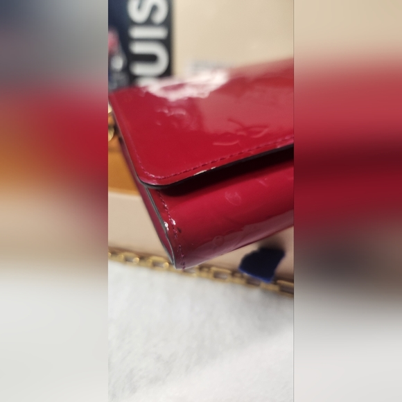EUC-LOUIS VUITTON VERNIS WALLET- RED- With LV Chain, box, and ribbon - Picture 6 of 14